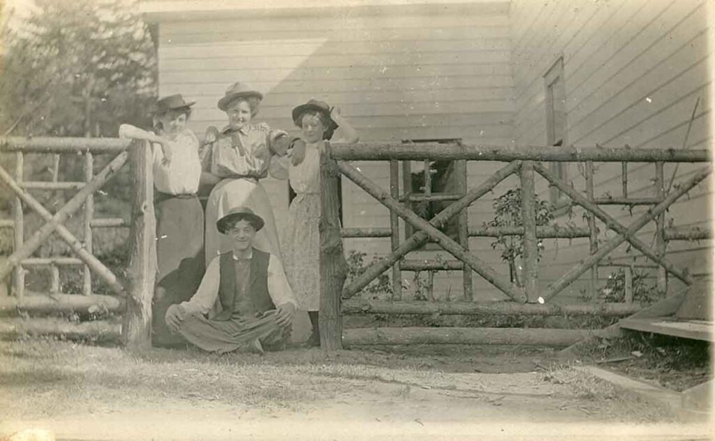 Myrtle-Mabel-Ruth-and-Vincent-Friel-at-John-Tyler-Friels-Cherryville-Hotel-and-PO-circa-1908